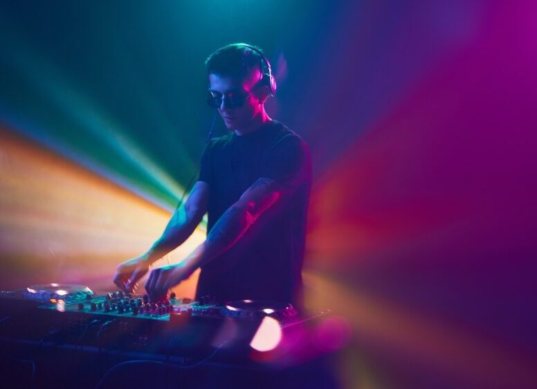 How To Turn Any Venue Into An Immersive Experience - DJ immersed e1759931760212